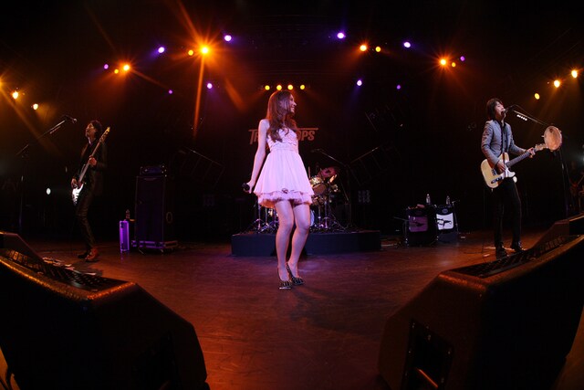 写真は12月1日、和田唱（Vo, G）の誕生日に行われたSHIBUYA-AX公演の模様。アンコールの「Startin' Lovin'」ではMay J.が飛び入り出演した。