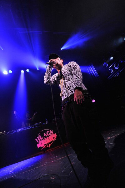 ステージから観客に向けて熱いメッセージを送り続けるSEEDA。