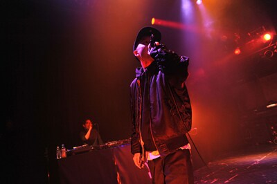 写真は12月2日に東京・WWWで開催されたイベント「SPACE SHOWER TV Black File Live vol.1」でのS.L.A.C.K.のライブパフォーマンス。後ろがPUNPEE。