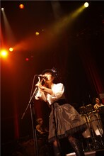「BONNIE PINK TOUR 2010 "Dear Diary"」東京公演の模様。（Photo by 河本悠貴）