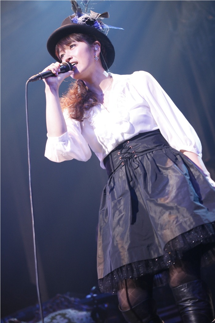 ブラウスにフレアスカート、羽つきハットに加えステッキも持っていたBONNIE PINK。「魔法使いみたい？」と問いかけると観客から「カワイイー！」という声が飛んだ（写真は11月25日の東京・赤坂BLITZ公演の模様）。（Photo by 河本悠貴）