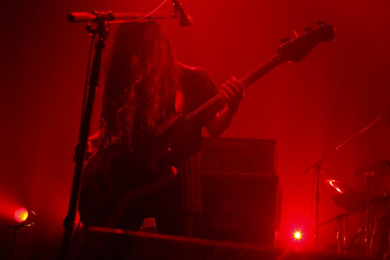 345は激しいベースプレイと物販紹介での素朴な語り口のギャップで観客を沸かせた。