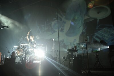 終盤のドラムソロコーナーで卓越したドラミングを披露したピエール中野。