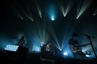 今回のツアーでは、映像を取り入れたステージで新たな側面をみせた凛として時雨。ホールツアーではどんなライブを展開するのか注目が集まる。