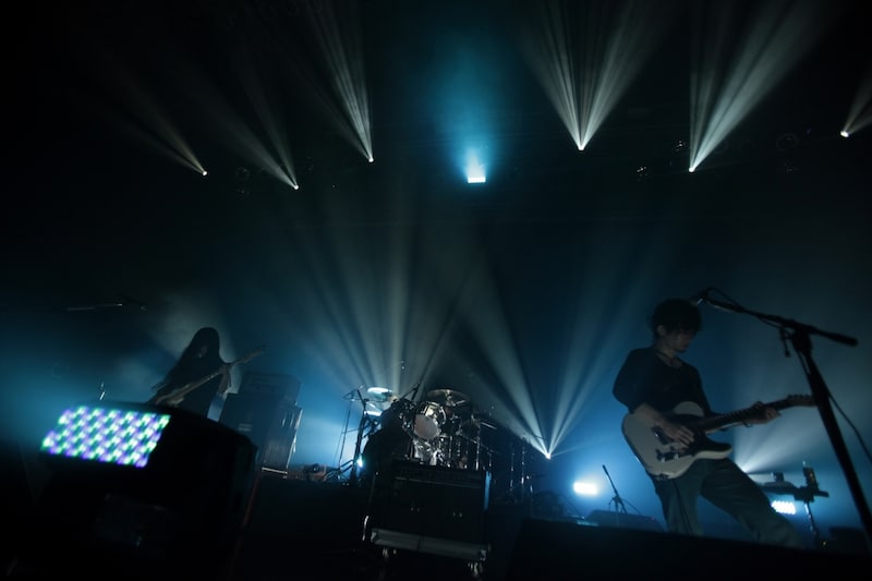 今回のツアーでは、映像を取り入れたステージで新たな側面をみせた凛として時雨。ホールツアーではどんなライブを展開するのか注目が集まる。