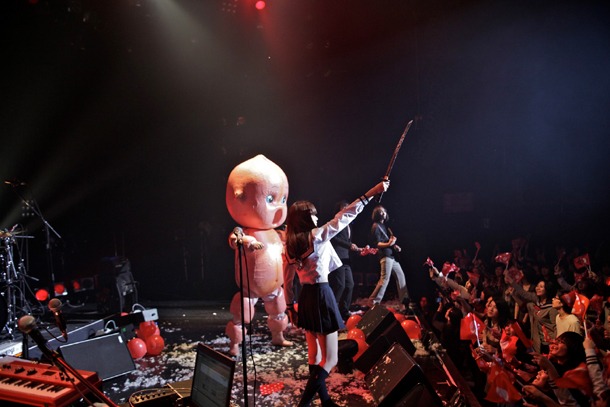 赤坂BLITZワンマンライブ「アーバンギャルドのディストピア2010」の模様。