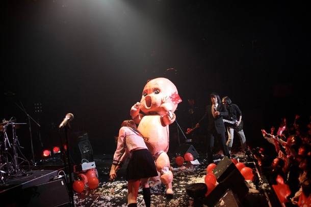 赤坂BLITZワンマンライブ「アーバンギャルドのディストピア2010」の模様。