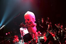 赤坂BLITZワンマンライブ「アーバンギャルドのディストピア2010」の模様。