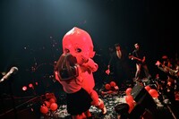 赤坂BLITZワンマンライブ「アーバンギャルドのディストピア2010」の模様。