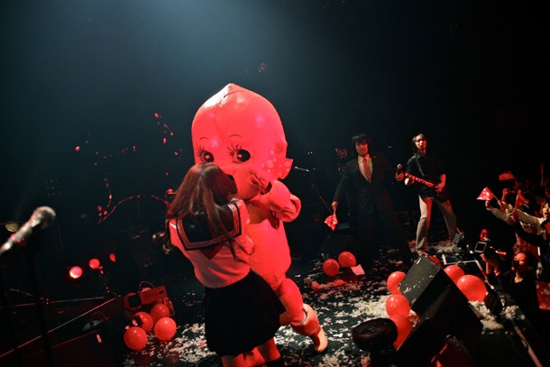 赤坂BLITZワンマンライブ「アーバンギャルドのディストピア2010」の模様。