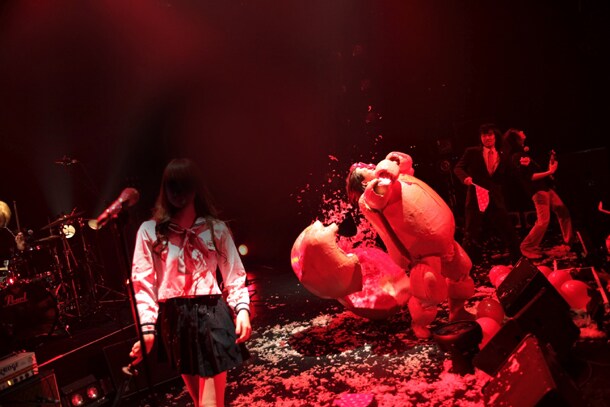 写真は赤坂BLITZワンマンライブ「アーバンギャルドのディストピア2010」の模様。崩壊する巨大キューピー。