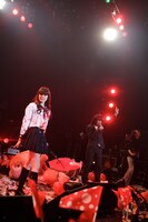 巨大キューピーの残骸の中に佇む浜崎容子＆松永天馬。