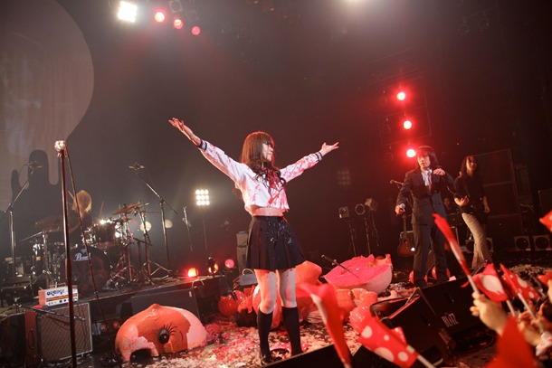 赤坂BLITZワンマンライブ「アーバンギャルドのディストピア2010」の模様。