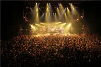 メンバー紹介タイムでは「今日はThe Lemon Batsの“解散ライブ”です。みなさん今日ものすごいもの観てると思いますよ」と八橋がコメントした矢先、「今日解散なん？ 俺は辞める気ないよ。楽しいもん」と百々が本音を口にした。