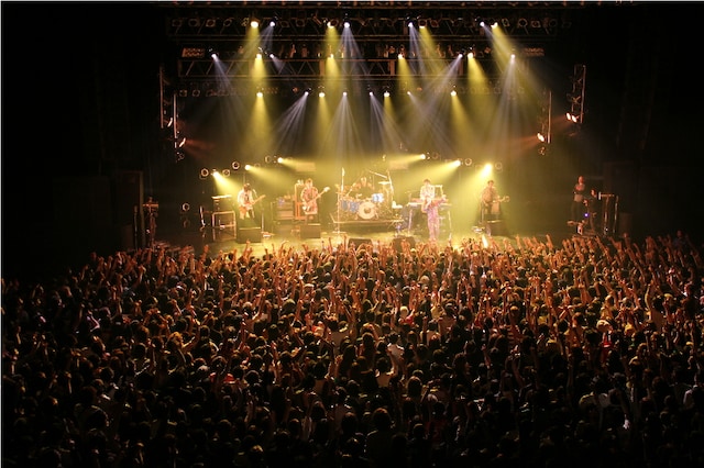 メンバー紹介タイムでは「今日はThe Lemon Batsの“解散ライブ”です。みなさん今日ものすごいもの観てると思いますよ」と八橋がコメントした矢先、「今日解散なん？ 俺は辞める気ないよ。楽しいもん」と百々が本音を口にした。