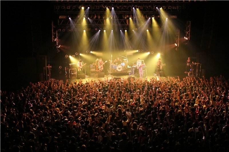 メンバー紹介タイムでは「今日はThe Lemon Batsの“解散ライブ”です。みなさん今日ものすごいもの観てると思いますよ」と八橋がコメントした矢先、「今日解散なん？ 俺は辞める気ないよ。楽しいもん」と百々が本音を口にした。