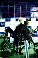 新宿東口前を彩るイルミネーションに涼平が「きれいですね！」と感嘆すると、葵はファンに向かって「君たちのほうがもっときれいだよ」と話しかけて笑わせていた。