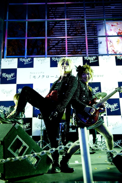 新宿東口前を彩るイルミネーションに涼平が「きれいですね！」と感嘆すると、葵はファンに向かって「君たちのほうがもっときれいだよ」と話しかけて笑わせていた。