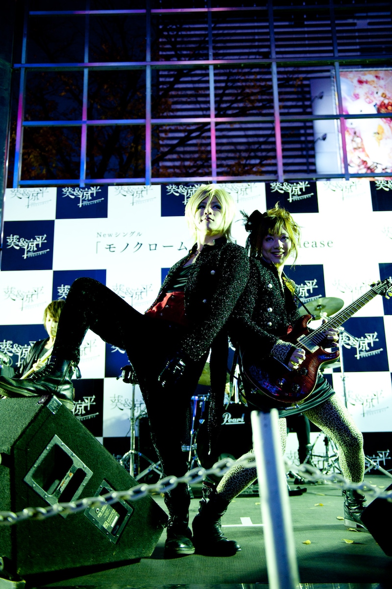 新宿東口前を彩るイルミネーションに涼平が「きれいですね！」と感嘆すると、葵はファンに向かって「君たちのほうがもっときれいだよ」と話しかけて笑わせていた。