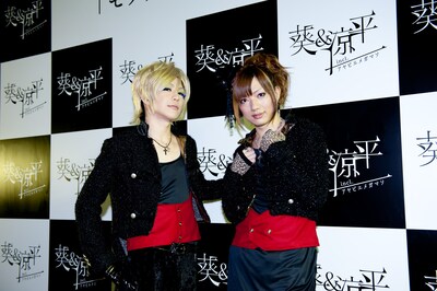 葵は「今日は2人とも濃いメイクして（笑）。僕つけまつ毛してみたんですよ！目がすごく大きく見える！」と喜んでいた。