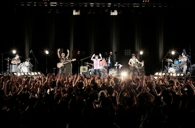 ドラム3台の共演で異常な盛り上がりを見せたアンコールの様子。