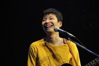 ライブ中には春先に初のシングルをリリースすることを発表。さらに「買ってくれ！ 土下座するから！」とファンに懇願した。