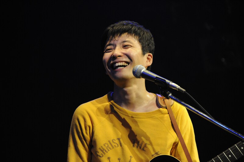 ライブ中には春先に初のシングルをリリースすることを発表。さらに「買ってくれ！ 土下座するから！」とファンに懇願した。