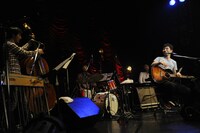 個性派バンドとともにリラックスした雰囲気のライブを披露した星野源。