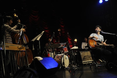 個性派バンドとともにリラックスした雰囲気のライブを披露した星野源。