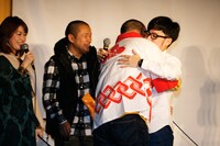 男性ファンをしっかりと抱きしめるハマケン。