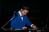 「THE NANBA SHOW 相当衝撃的なスクールポップ!! ～代官山に隠れて～」より。DJを務めた“西寺郷太はん”。