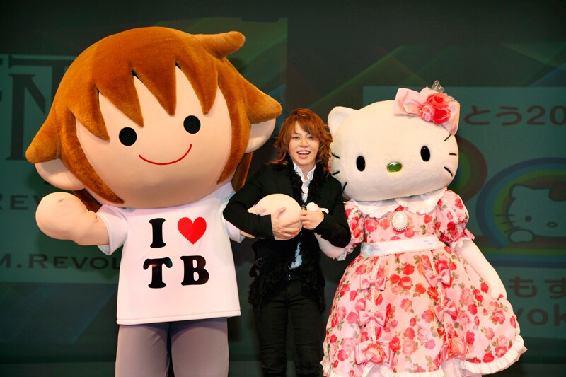 写真左からタボくん、西川貴教、ハローキティ。タボくんは10月に開催された「ゆるキャラグランプリ2010」携帯投票部門で1位を獲得している。