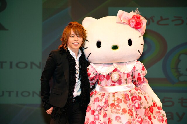 ハローキティと仲良く写真撮影する西川。