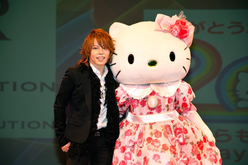 ハローキティと仲良く写真撮影する西川。