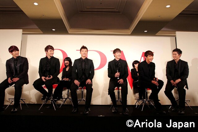 写真は来日記者会見の様子。