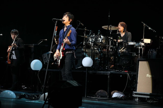 昨日12月6日に結成10周年を迎え、地元山梨でアニバーサリーライブを開催したレミオロメン。写真はライブの模様。