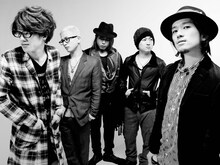 写真一番右が山森大輔。