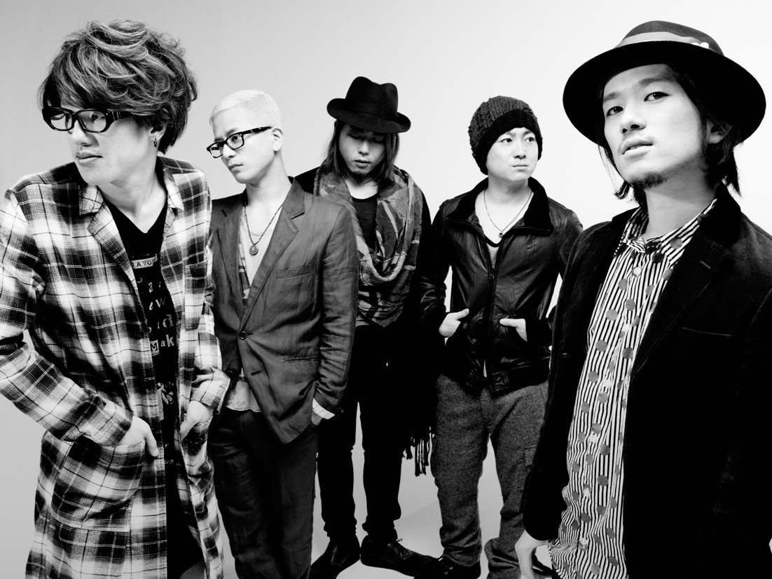山森大輔（写真右）は活動予定を発表したことについて「2010年は明確なことがファンの皆に示せなかった気がしていてね。支えてくれる、気にしてくれる人に真っ正面から提示したいわけです」とコメント。