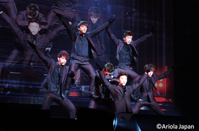 大勢のオーディエンスを迫力満点のパフォーマンスで圧倒した2PM。