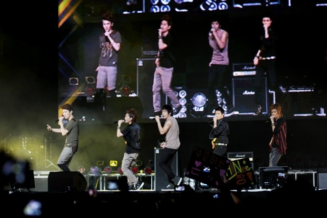 写真は過去の「SMTOWN LIVE」でのSHINeeのステージ。