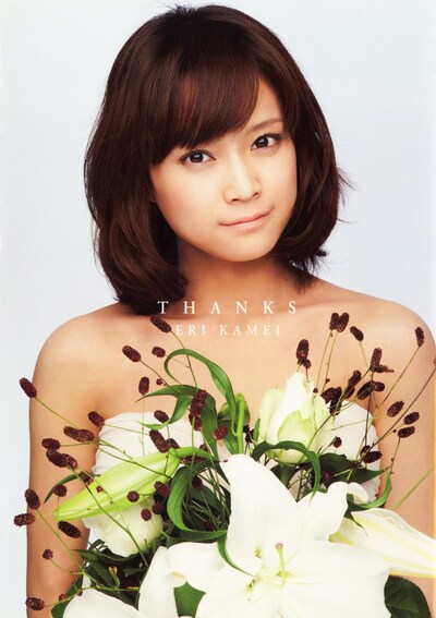 12月5日には亀井絵里のモーニング娘。卒業記念写真集「THANKS」（写真）がワニブックスより発売された。