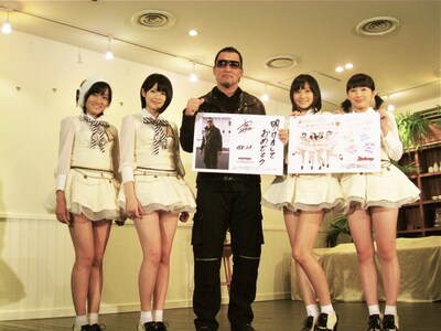 記者会見に出席した蝶野正洋（写真中央）とスマイレージ。