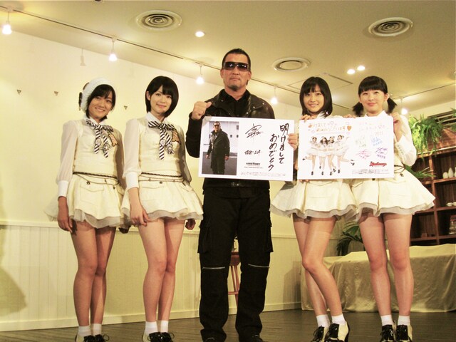 記者会見に出席した蝶野正洋（写真中央）とスマイレージ。