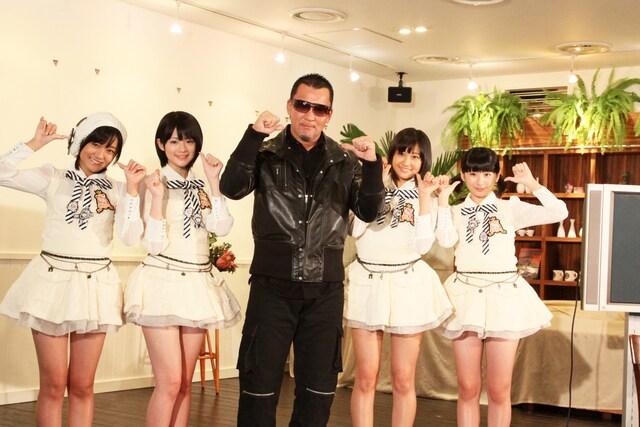 記者会見に出席した蝶野正洋（写真中央）とスマイレージ。