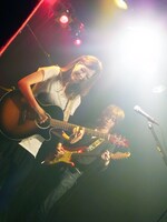 写真は「終わらない遊び」リリースライブの模様。