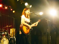 写真は「終わらない遊び」リリースライブの模様。