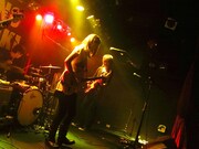 写真は「終わらない遊び」リリースライブの模様。