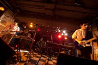 写真は“神聖こまったちゃん”のパフォーマンスの模様（撮影：森リョータ）。