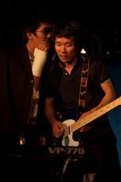 劔マネージャーに耳打ちするmono（撮影：森リョータ）。