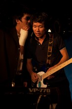 劔マネージャーに耳打ちするmono（撮影：森リョータ）。